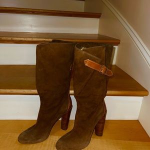Barely worn boots suede good condition. More of a tobacco brown  suede